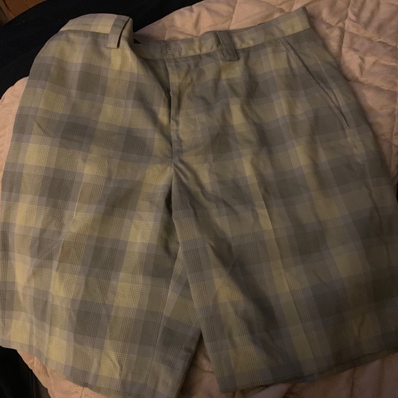 Izod plaid golf shorts NWT 34 - Picture 3 of 3